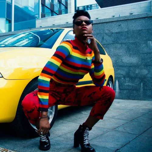 Яркий джемпер с полосками