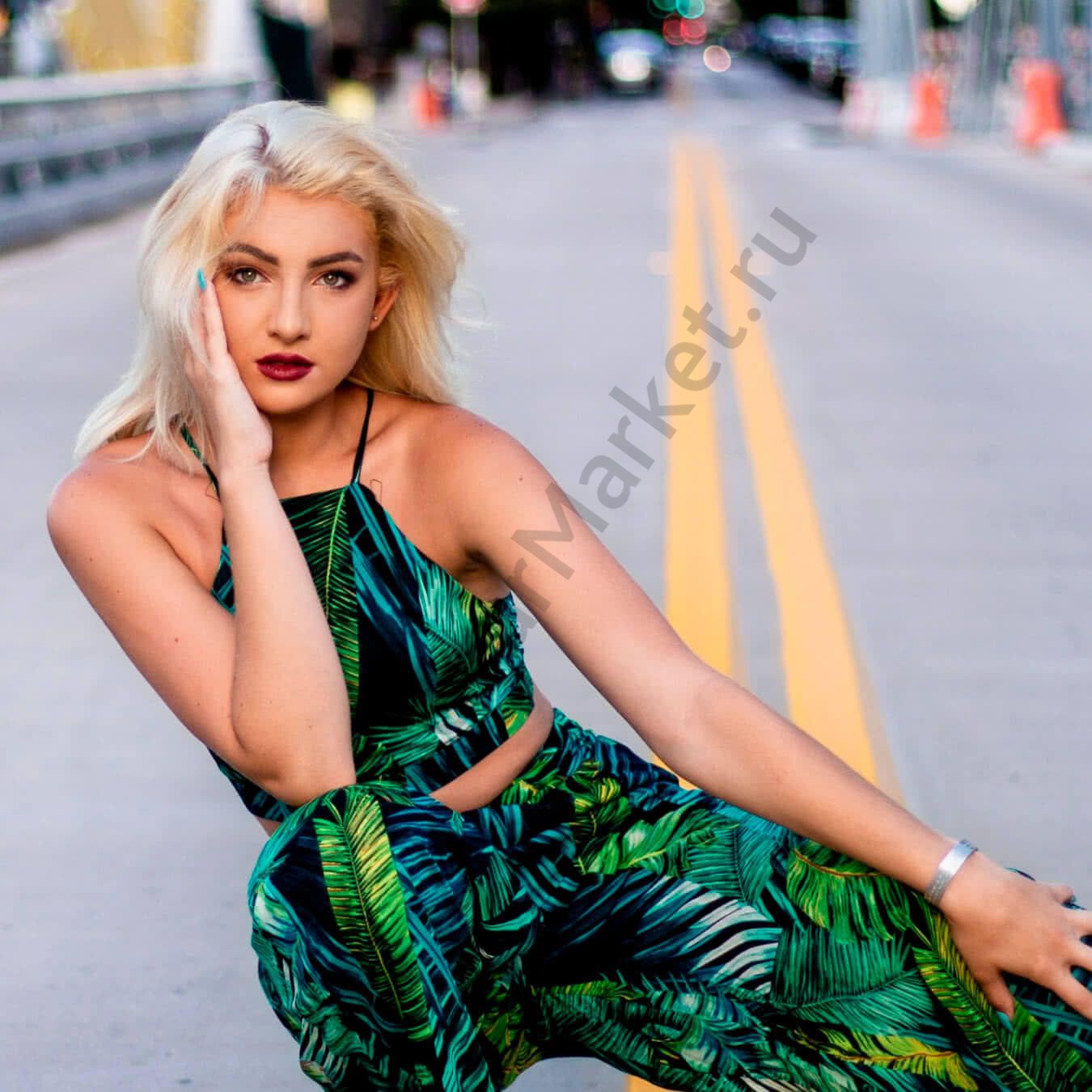 Укороченный топ и брюки